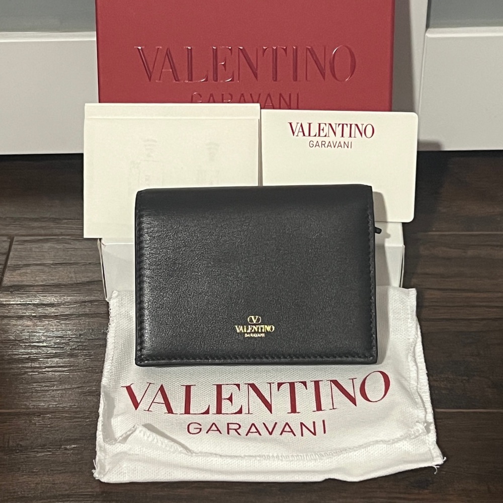 Valentino Garavani
Black Wallet Vlogo The Bold Edition - Picture 2 of 7